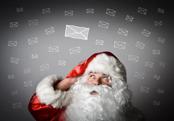 Weihnachtsmann und Buchstaben — Stockfoto