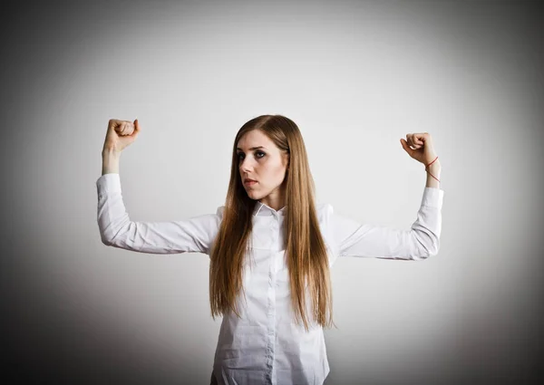 Frau in Weiß. Konzept der starken Frau. — Stockfoto