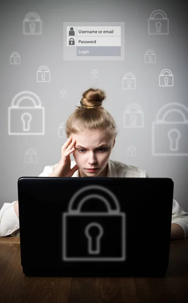 Mladá štíhlá žena s laptopem. Zapomenuté heslo koncept. — Stock fotografie