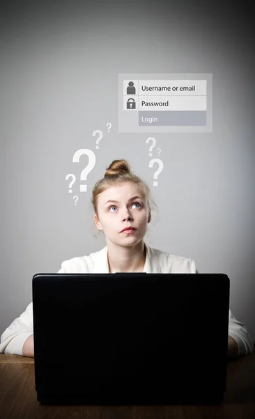 Jeune femme mince avec ordinateur portable. Mot de passe oublié concept . — Photo