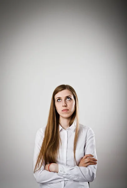 Hesitación. Chica en blanco llena de dudas y vacilación . —  Fotos de Stock