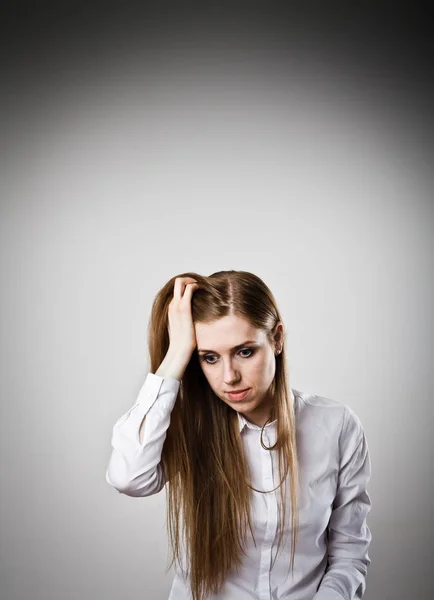 Sad en ongelukkig vrouw in wit — Stockfoto