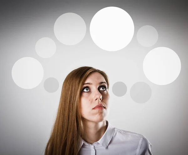 Mujer en burbujas blancas y grises . — Foto de Stock