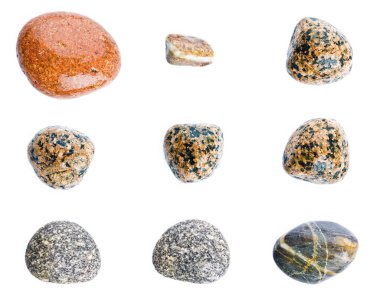 Beyaz arka plan üzerinde izole ıslak deniz taşları. Deniz taşları kümesi.