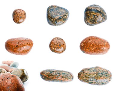 Beyaz arka plan üzerinde izole ıslak deniz taşları. Deniz taşları kümesi.