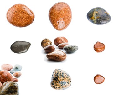 Beyaz arka plan üzerinde izole ıslak deniz taşları. Deniz taşları kümesi.