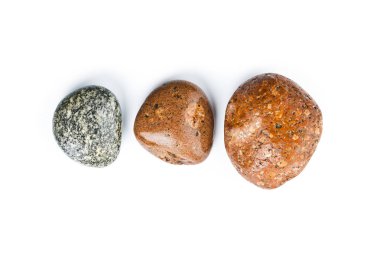 Beyaz arka plan üzerinde izole üç ıslak deniz taşları