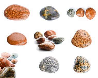 Beyaz arka plan üzerinde izole ıslak deniz taşları. Deniz taşları kümesi.