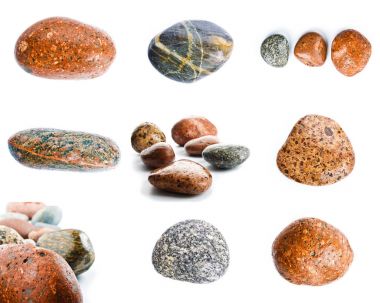 Beyaz arka plan üzerinde izole ıslak deniz taşları. Deniz taşları kümesi.