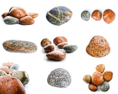 Beyaz arka plan üzerinde izole ıslak deniz taşları. Deniz taşları kümesi.