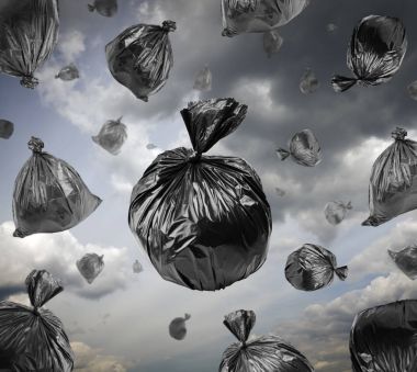 Fırtınalı gökyüzü siyah çöp torbaları.