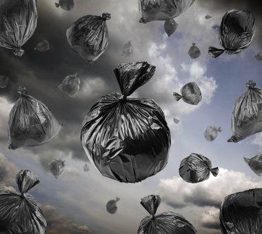 Fırtınalı gökyüzü siyah çöp torbaları.