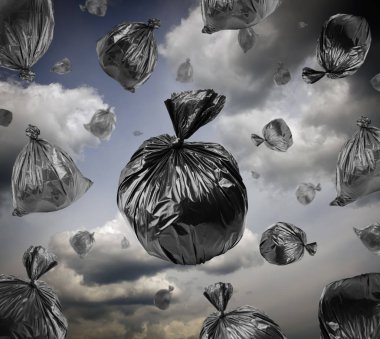 Fırtınalı gökyüzü siyah çöp torbaları.