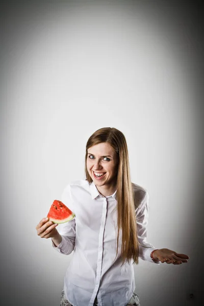 Woman in white- és a görögdinnye. — Stock Fotó