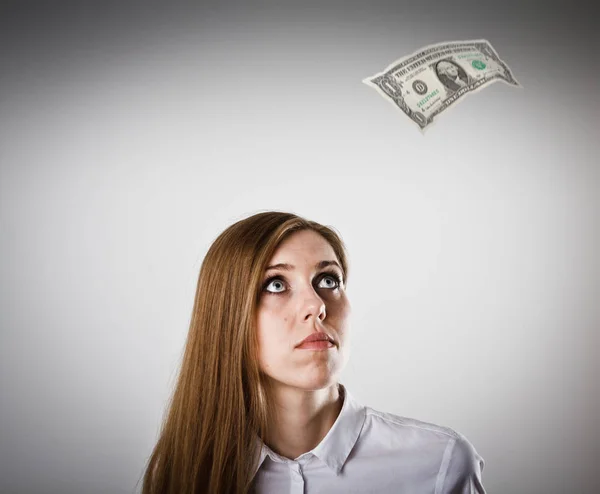 Vrouw in wit en dollar. — Stockfoto