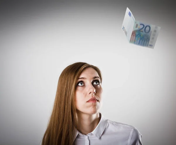 Vrouw in wit en twintig Euro. — Stockfoto