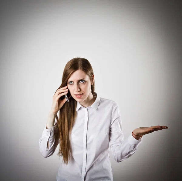 Kvinna i vitt med telefon — Stockfoto