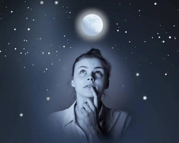 Joven mujer delgada mirando a la luna llena —  Fotos de Stock
