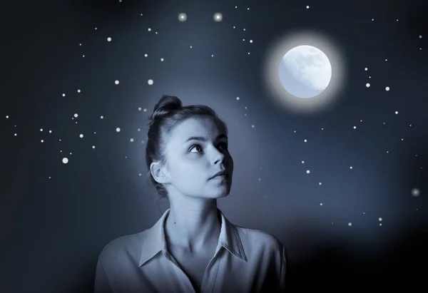 Young slim woman is looking at full moon — Stock Photo, Image
