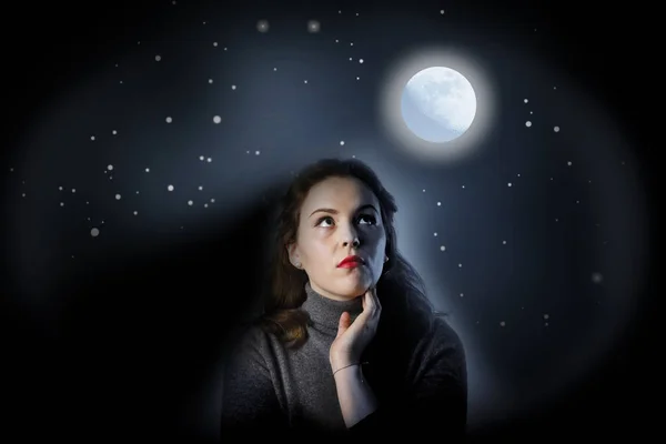 Chica en gris está mirando a la luna llena — Foto de Stock