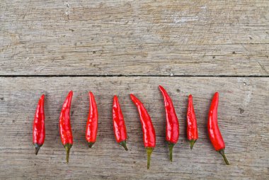 Ahşap masada kırmızı kırmızı kırmızı biber