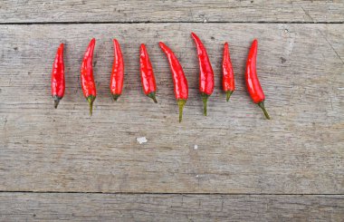 Ahşap masada kırmızı kırmızı kırmızı biber