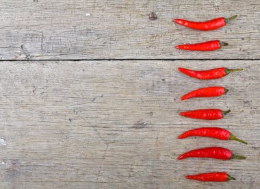 Ahşap masada kırmızı kırmızı kırmızı biber