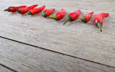 Ahşap masada kırmızı kırmızı kırmızı biber