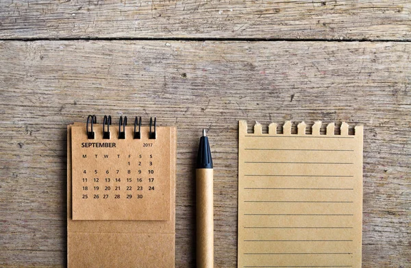 September. Kalendern täcker på trä bakgrund. — Stockfoto