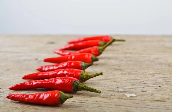 Pimentão quente vermelho na mesa de madeira — Fotografia de Stock