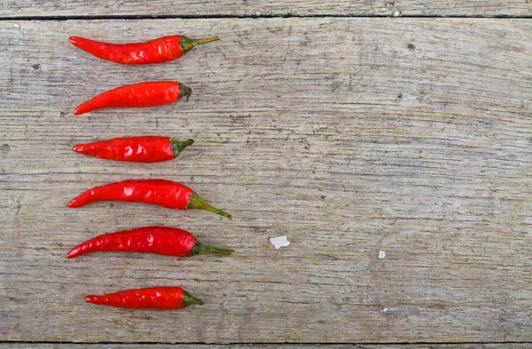 Pimentão quente vermelho na mesa de madeira — Fotografia de Stock