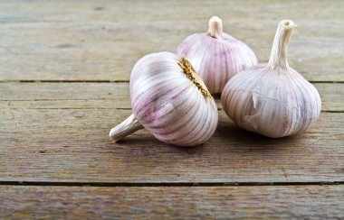 Tahta masada sarımsak.