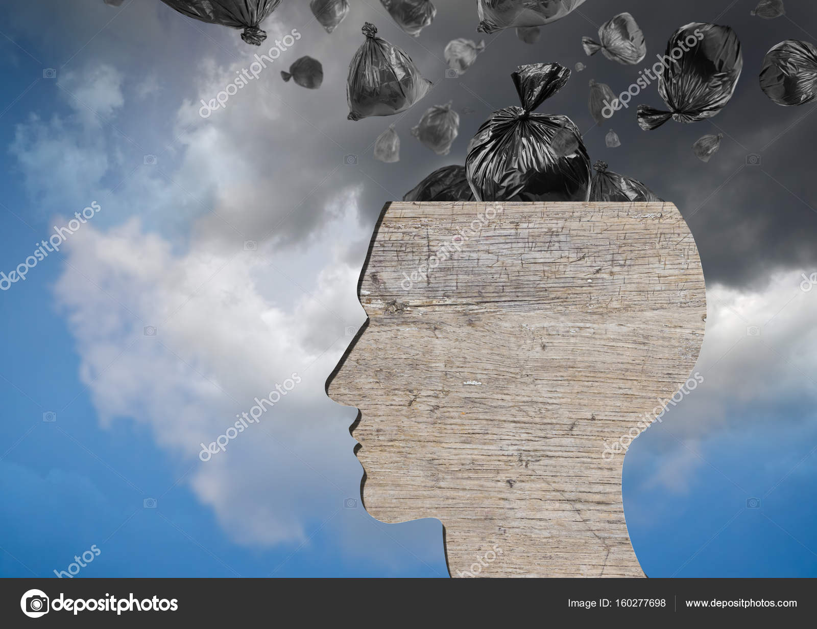 Cabeza como cubo de basura de madera y bolsas de basura cayendo — Foto
