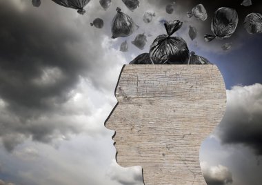 Ahşap çöp baş ve çöp torbaları düşüyor