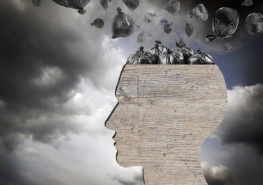 Ahşap çöp baş ve çöp torbaları düşüyor