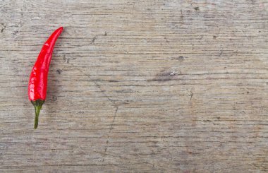 Ahşap masada kırmızı kırmızı kırmızı biber
