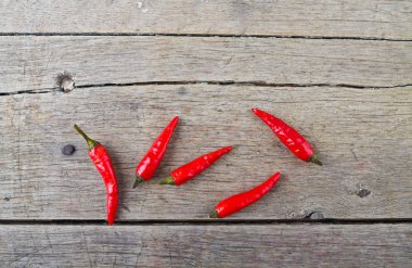 Ahşap masada kırmızı kırmızı kırmızı biber