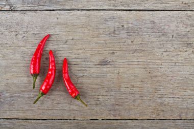 Ahşap masada kırmızı kırmızı kırmızı biber