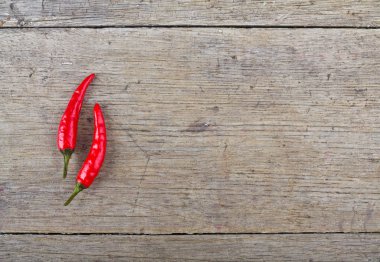 Ahşap masada kırmızı kırmızı kırmızı biber