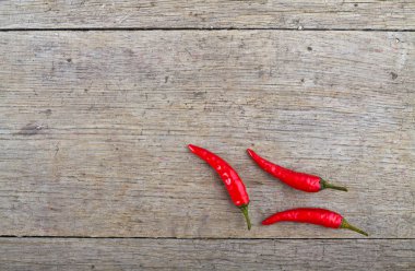 Ahşap masada kırmızı kırmızı kırmızı biber