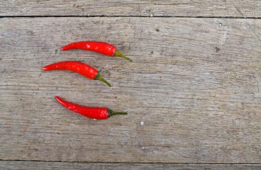 Ahşap masada kırmızı kırmızı kırmızı biber