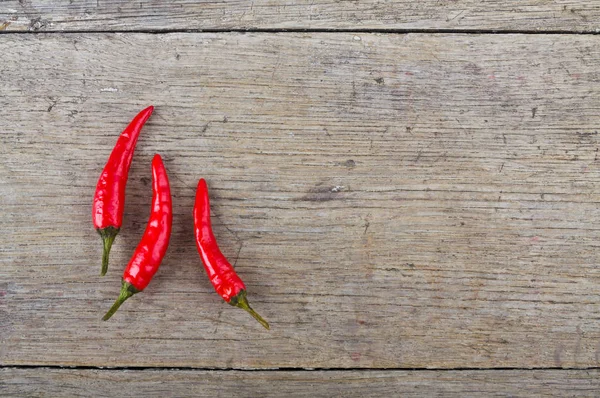 Pimentão quente vermelho na mesa de madeira — Fotografia de Stock