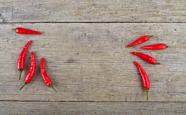 Pimentão quente vermelho na mesa de madeira — Fotografia de Stock