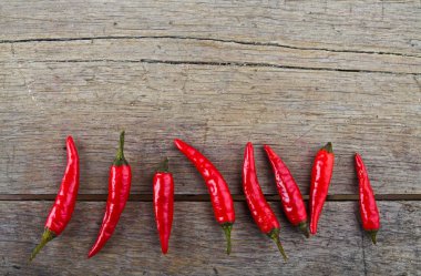 Ahşap masada kırmızı kırmızı kırmızı biber