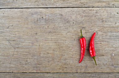 Ahşap masada kırmızı kırmızı kırmızı biber