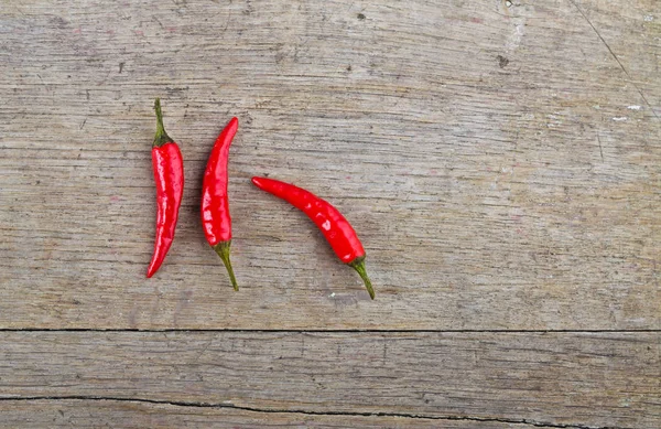 Pimentão quente vermelho na mesa de madeira — Fotografia de Stock