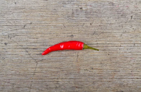 Pimenta quente vermelha na mesa de madeira — Fotografia de Stock