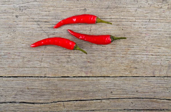 Pimentão quente vermelho na mesa de madeira — Fotografia de Stock