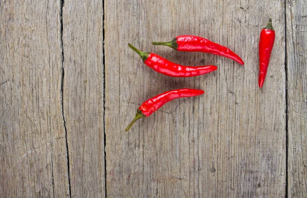 Ahşap masada kırmızı kırmızı kırmızı biber