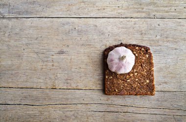 Bütün tahıl brown ekmek ve keskin sarımsak.